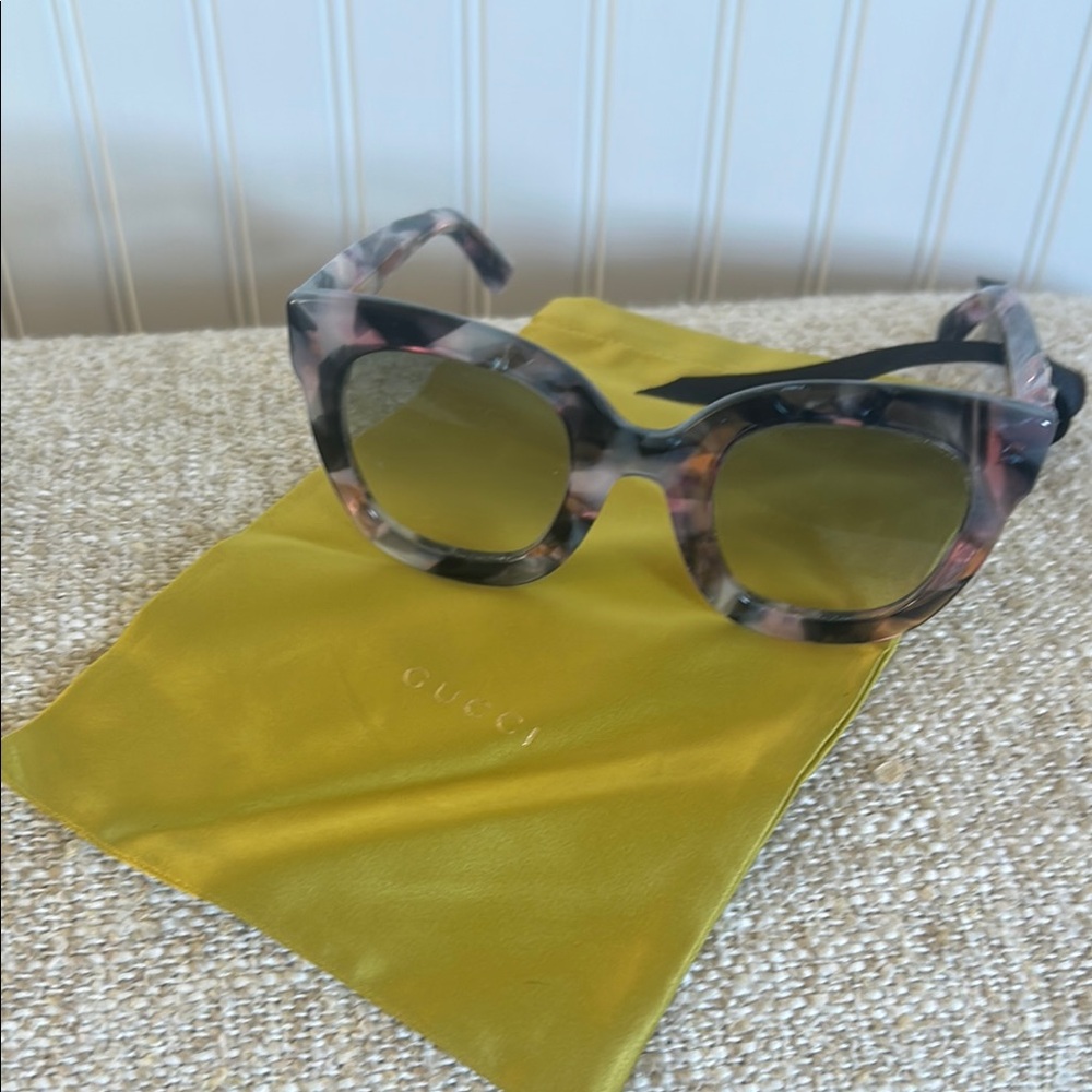 Gucci Women's purple marble pattern cat eye sunglasses